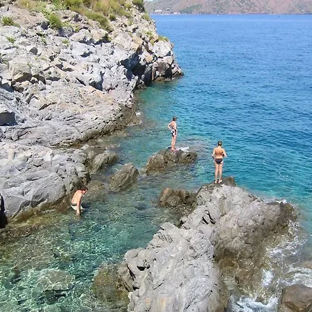 Villa Mare - Suspended Over The Sea
