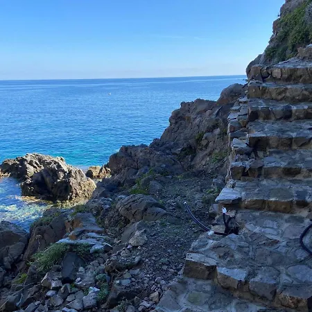 Mare - Suspended Over The Sea Villa