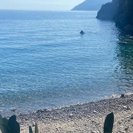Villa Mare - Suspended Over The Sea