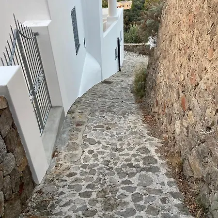 Villa Mare - Suspended Over The Sea